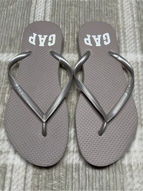 GAP Taupe Flip Flop Sandals with Silver Straps